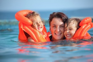 Mit Schwimmwesten schwimmen lernen