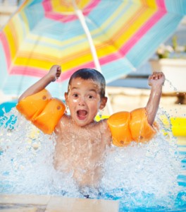 Geeignete Schwimmhilfen für große und kleine Kinder